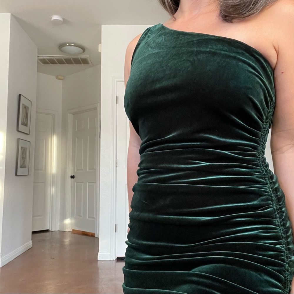 NWT Perfect for a Holiday Party! Luxe Emerald Velvet Ruched Sides One Shoulder. - Picture 5 of 13